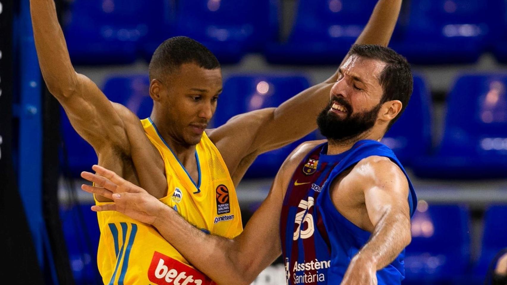 Mirotic atacando en el Barça - Alba Berlín