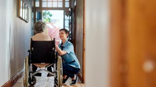 'Supercuidadoras/Supercuidadores' recoge el testimonio y vivencias de 200 personas que dedican su vida a los cuidados.