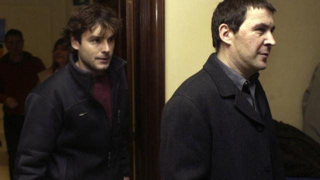 Unai Fano (i), junto al dirigente abertzale Arnaldo Otegi (d).