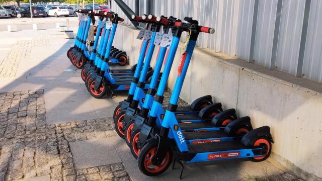 Varios patinetes de la empresa Dott, estacionados junto al Palacio de Ferias de Málaga.