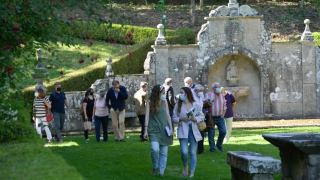 Representantes de colectivos de memoria histórica y víctimas del franquismo durante una visita al Pazo de Meirás.
