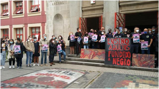 Concentración a las puertas del IES Concepción Arenal.