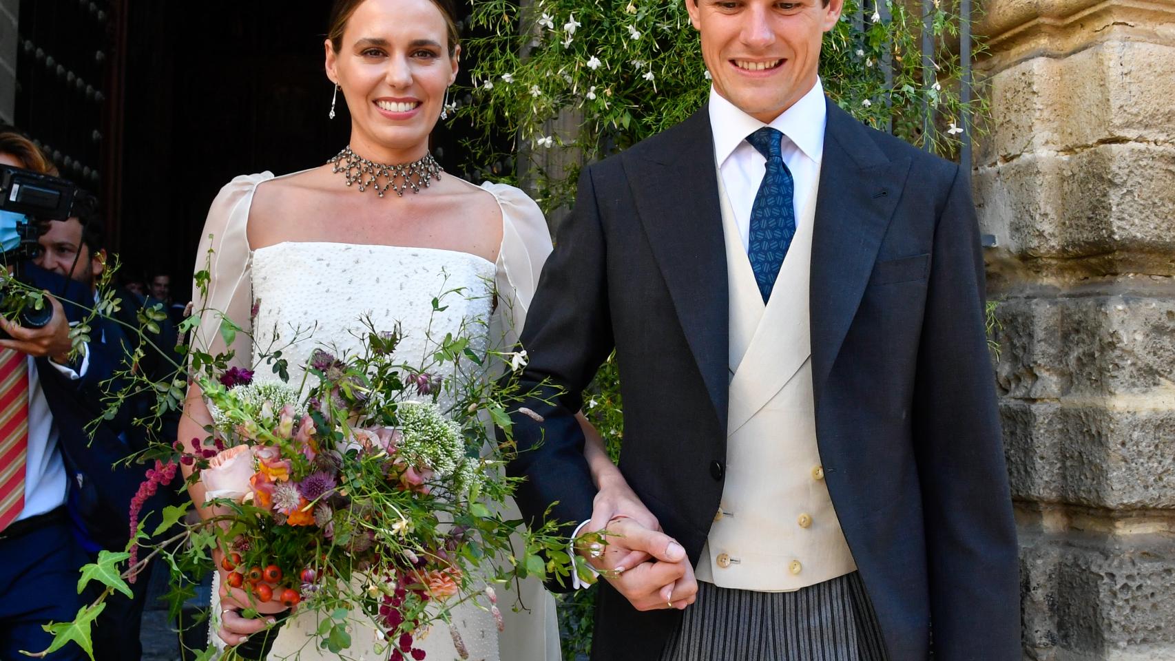 Claudia Osborne y José Entrecanales, abandonan la iglesia de San Miguel, como marido y mujer.