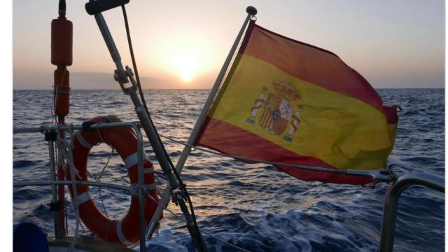 La popa de el 'Corso', el velero de Pérez-Reverte, con su escudo sin corona azul.