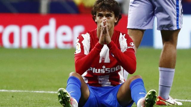 Joao Félix se lamenta en el césped