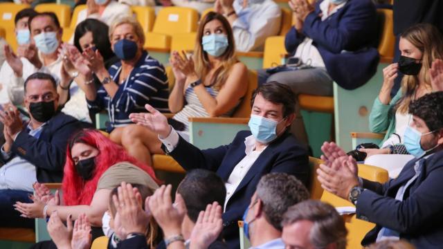 Alfonso Fernández Mañueco recibiendo aplausos durante la Convención Nacional del PP en Valencia