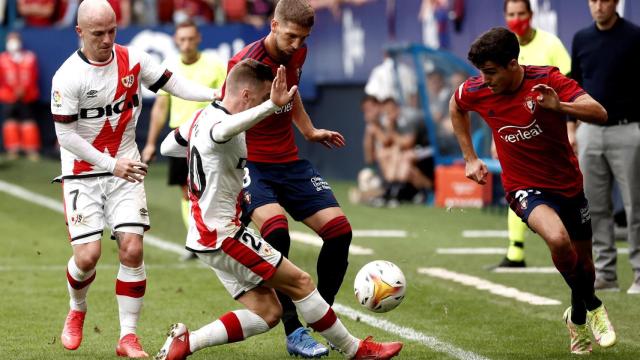 Osasuna y Rayo Vallecano pelean un balón