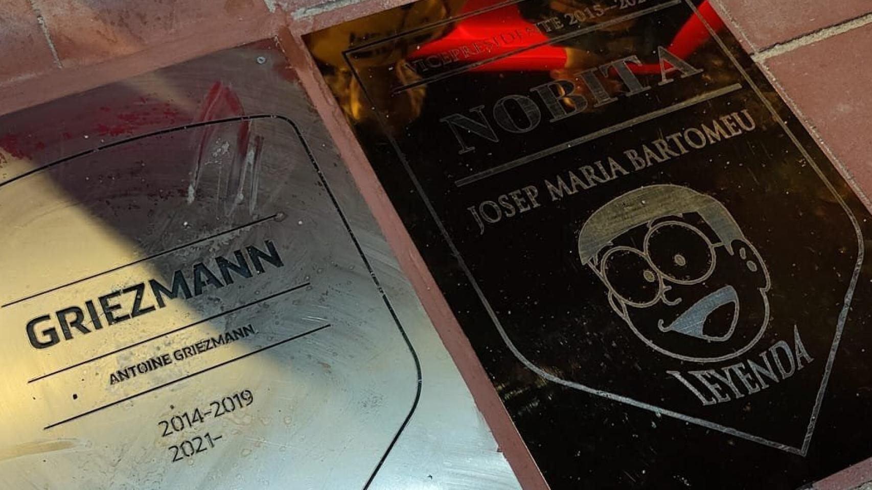Los aficionados del Atlético 'instalan' una placa en honor a Bartomeu en su paseo de la fama