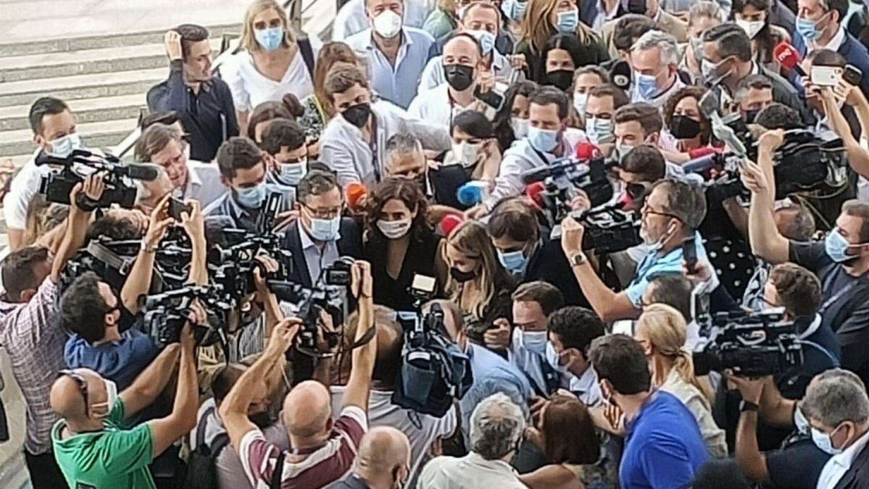 Isabel Díaz Ayuso a su llega a la Convención del PP en Valencia entre gritos de ¡presidenta!.