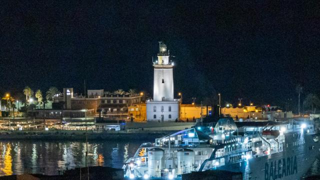 Así se ve Málaga de noche desde lo más alto de uno de sus edificios icónicos.