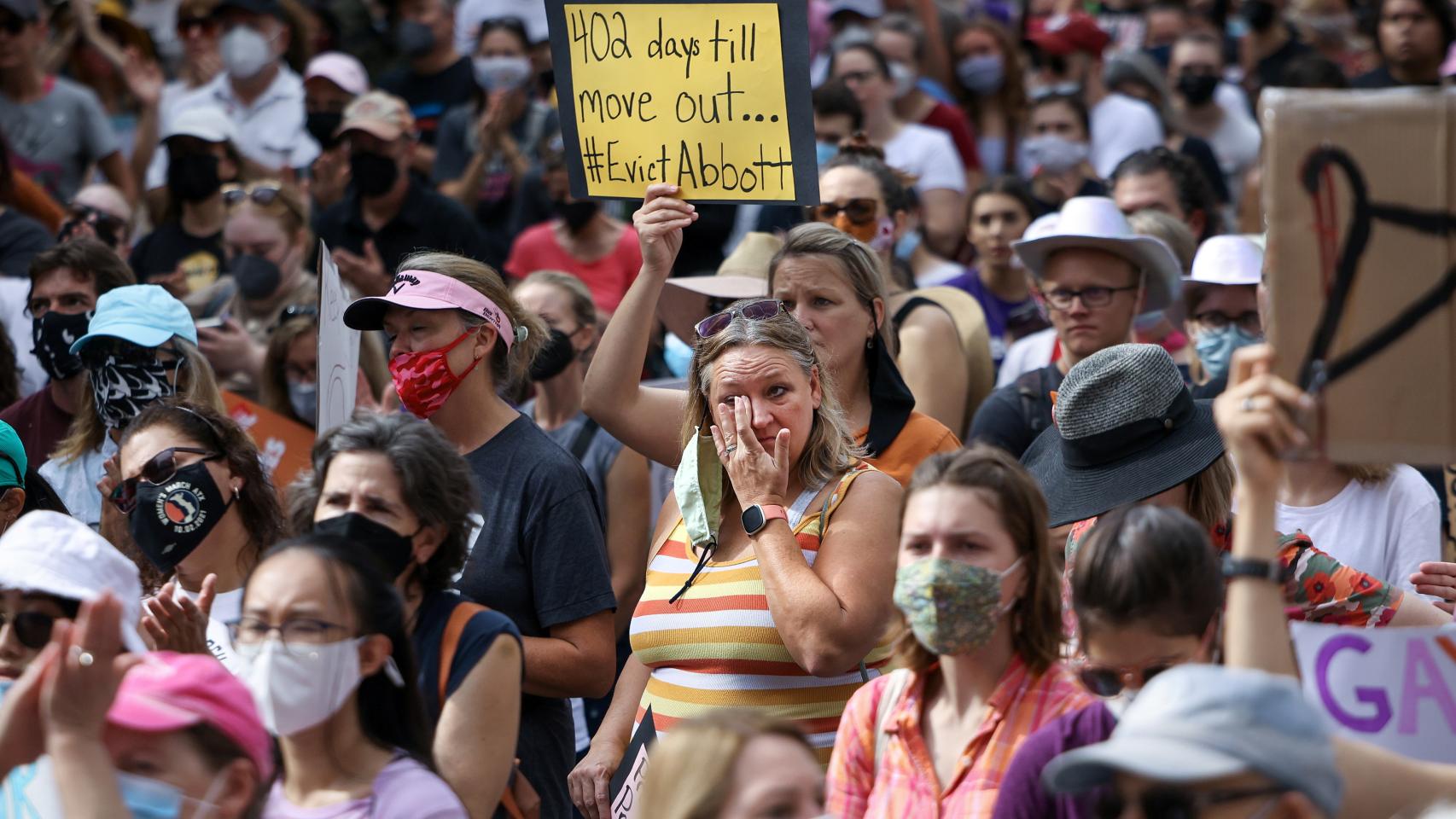 Miles de mujeres marchan en Estados Unidos en defensa del derecho al aborto.
