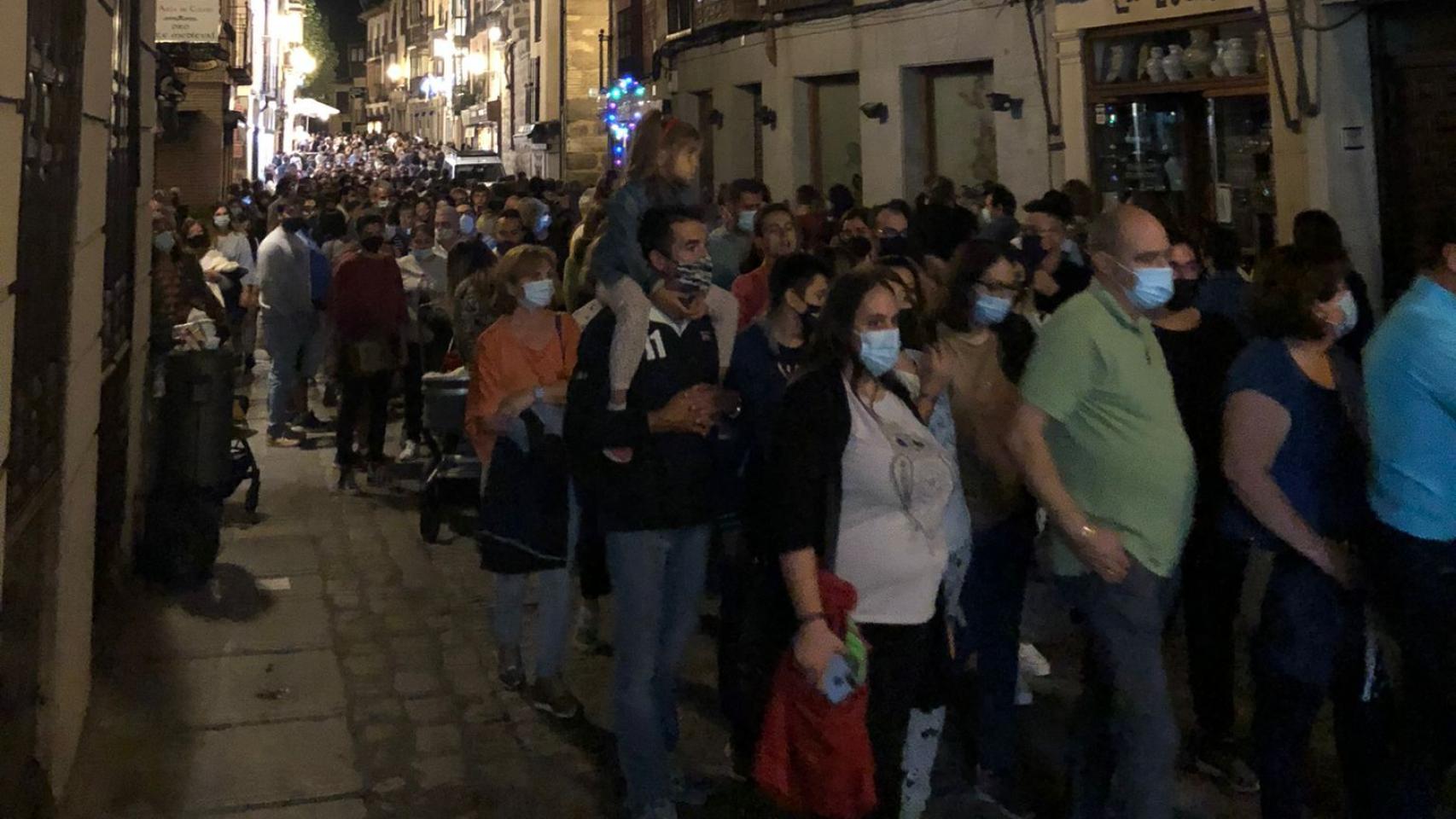 Colas en la calle Santo Tomé para acceder a la Plaza del Ayuntamiento.