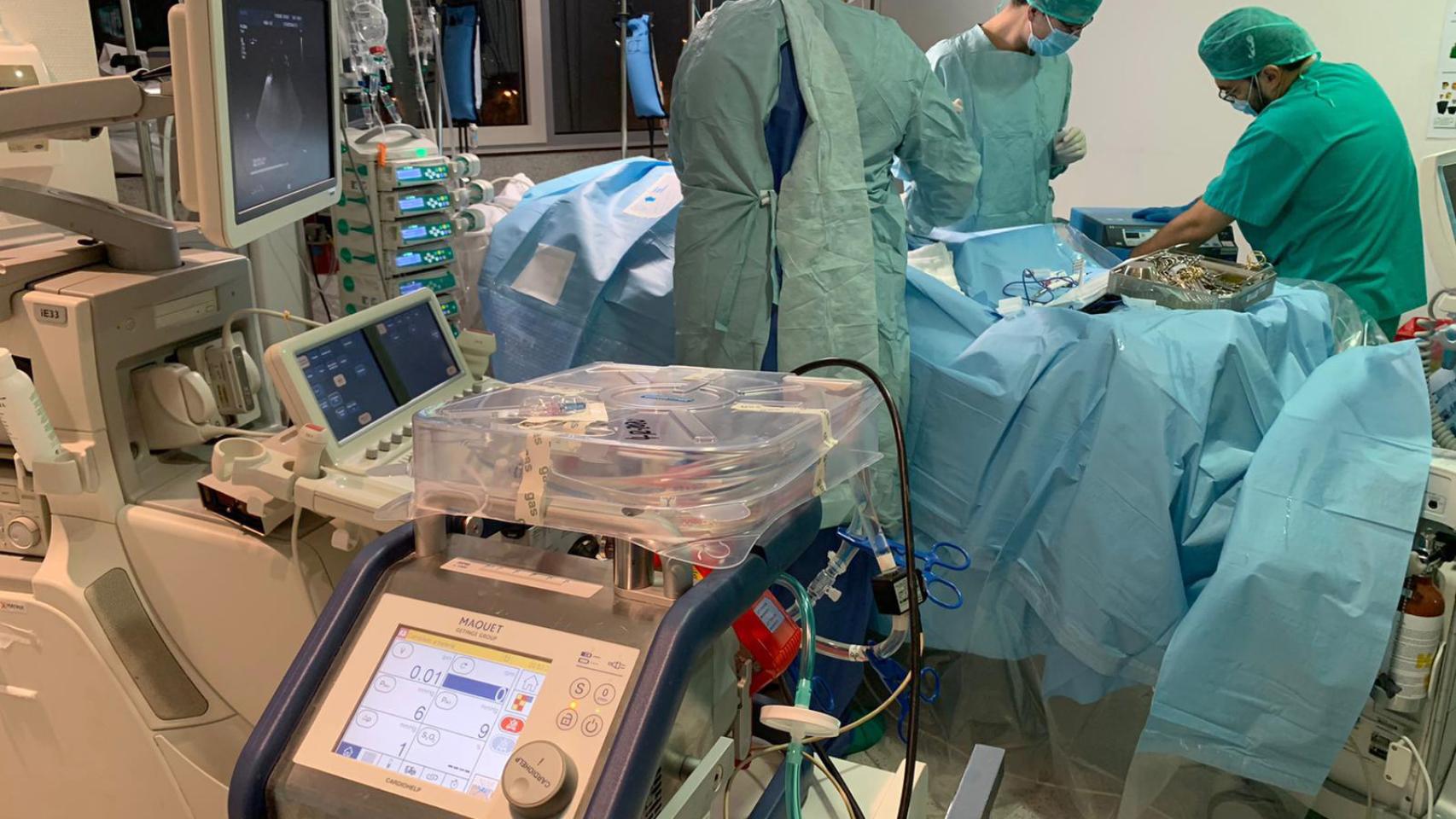 El equipo ECMO móvil durante una operación