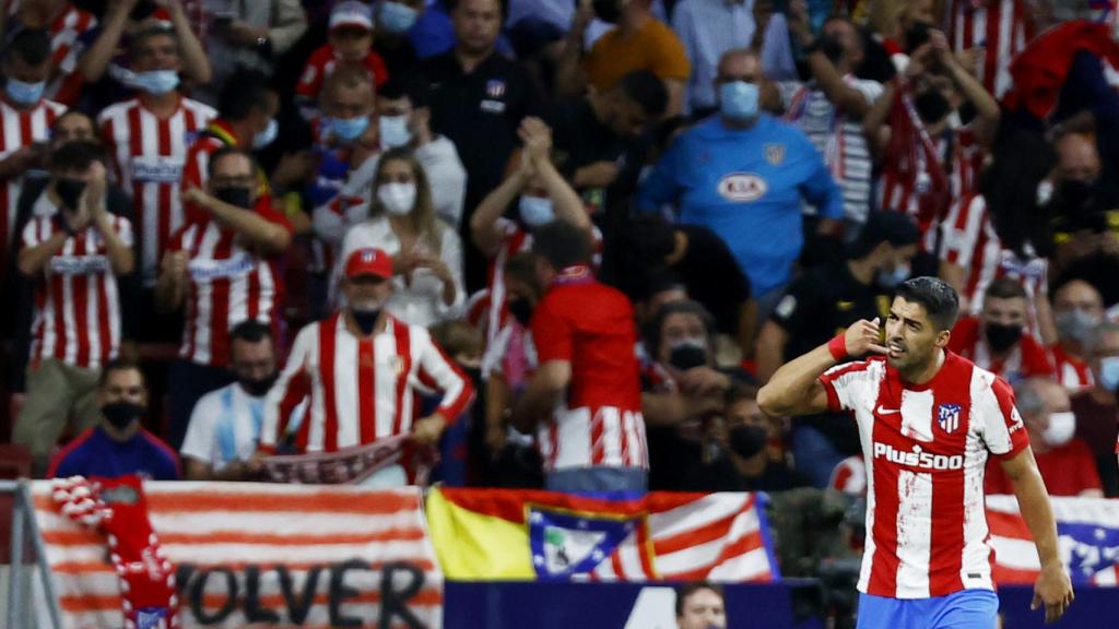 Luis Suárez celebra su gol imitando una llamada de teléfono