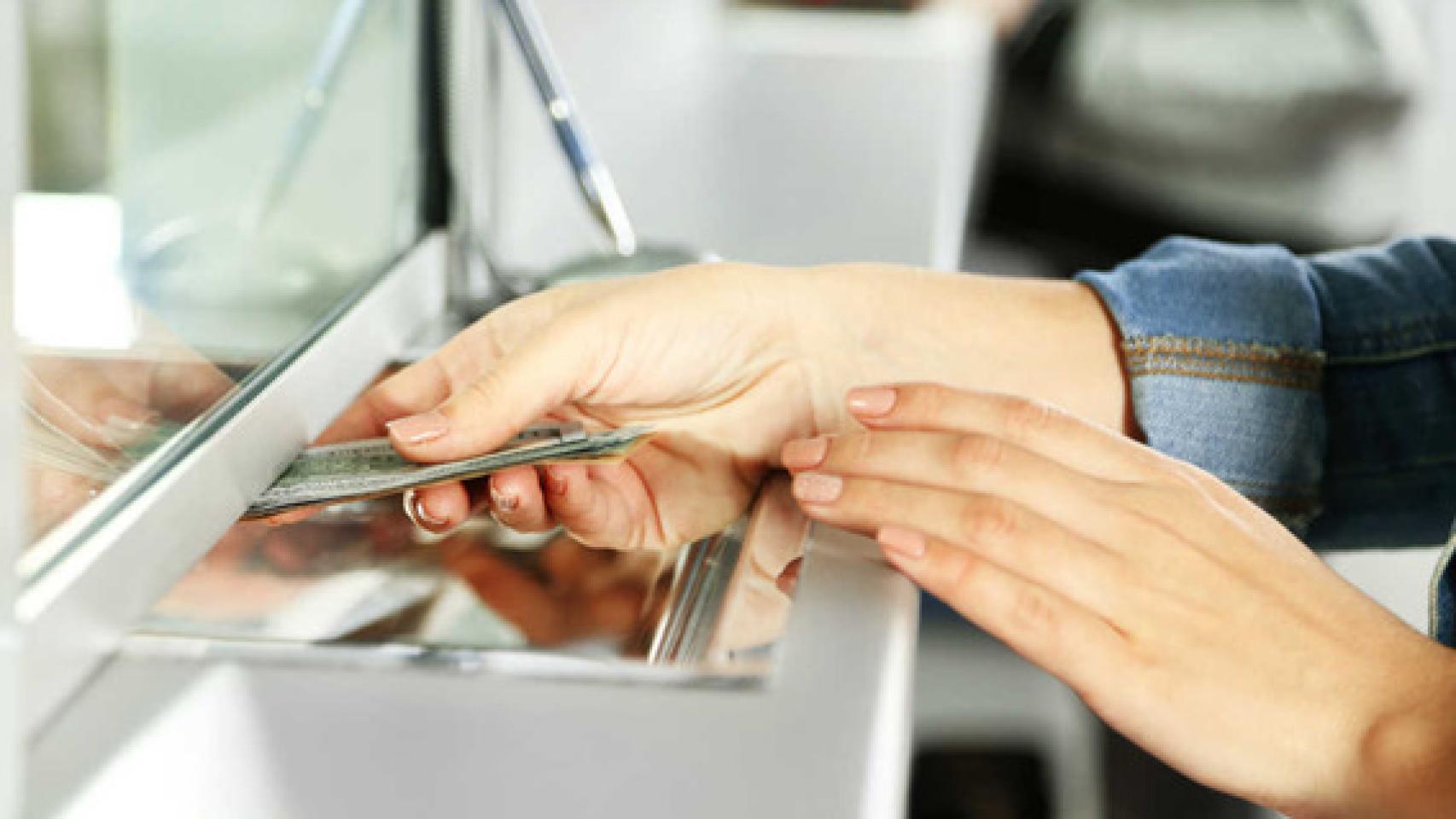 Los bancos limitan cada vez más los horarios para algunas operaciones