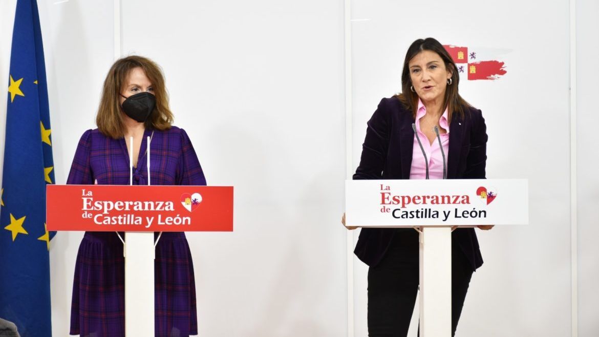 La secretaria de Organización del PSOECyL, Ana Sánchez, junto a Patricia Gómez
