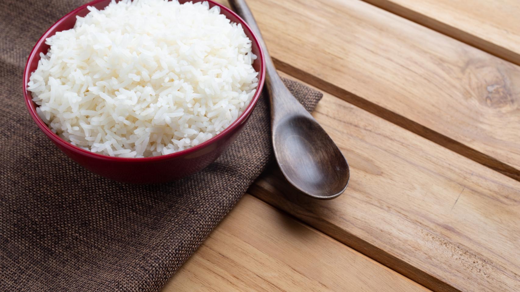 Arroz en blanco en un cuenco.
