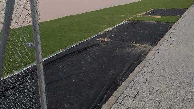 Césped arrancado en el parque de la carretera de Murcia