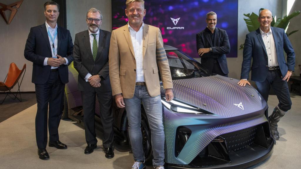 Werner Tietz junto con el presidente de Seat, Wayne Griffiths, y otros directivos.