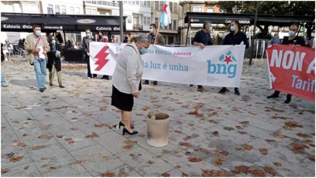 Quema simbólica de facturas.