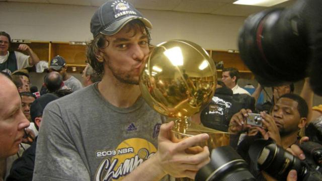 Pau Gasol celebra su anillo de la NBA de 2009