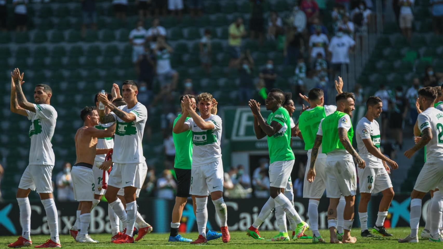 Los jugadores del Elche celebran la victoria ante el celta.