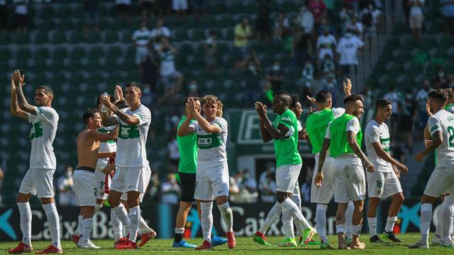 Los jugadores del Elche celebran la victoria ante el celta.