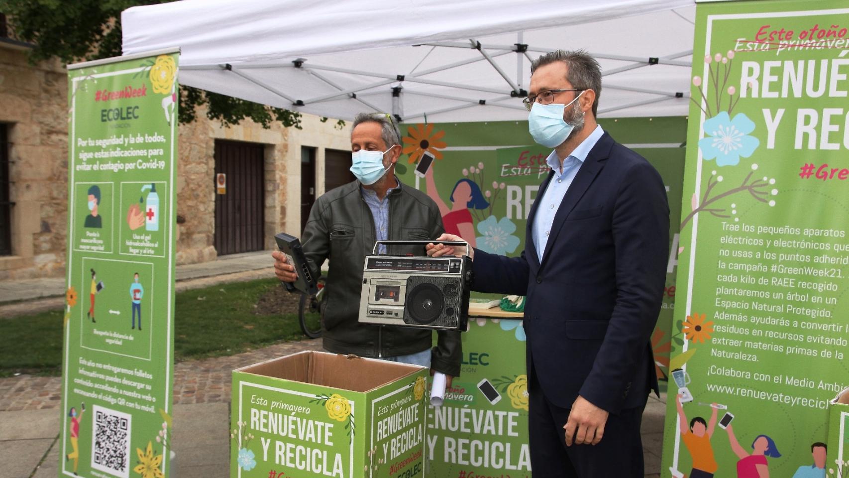 El concejal de Medioambiente, Romualdo Fernández, junto a los responsables de Ecolec