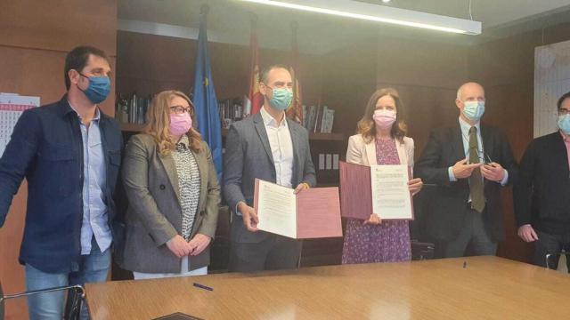 Firma del convenio de colaboración entre Texmocyl y la Junta