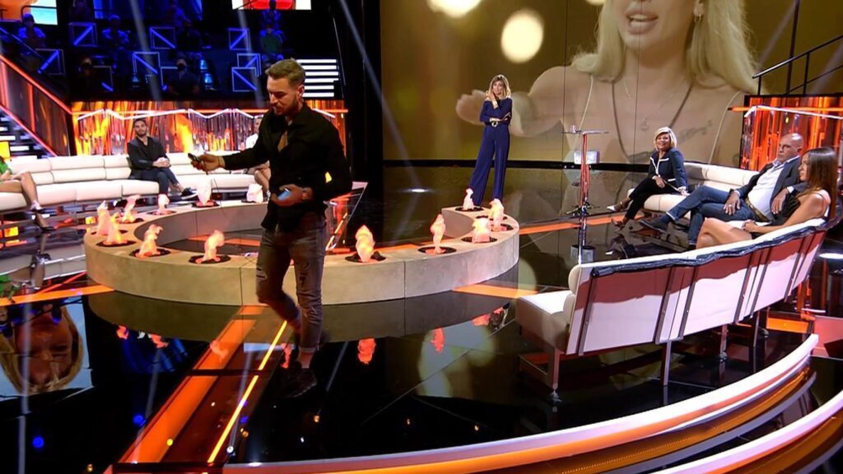 Tony Spina se marcha del debate de ‘La última tentación’ tras chocar con Sandra Barneda