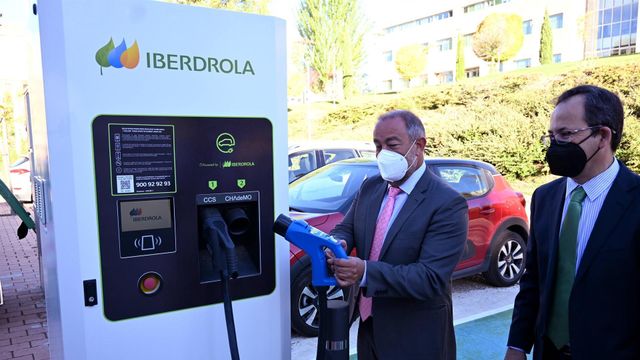 El nuevo punto de recarga de vehículos eléctricos instalado en el campus de Cuenca.