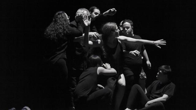 Representación de la pieza de danza performativa 'Piedras', de Alteraciones danza-teatro