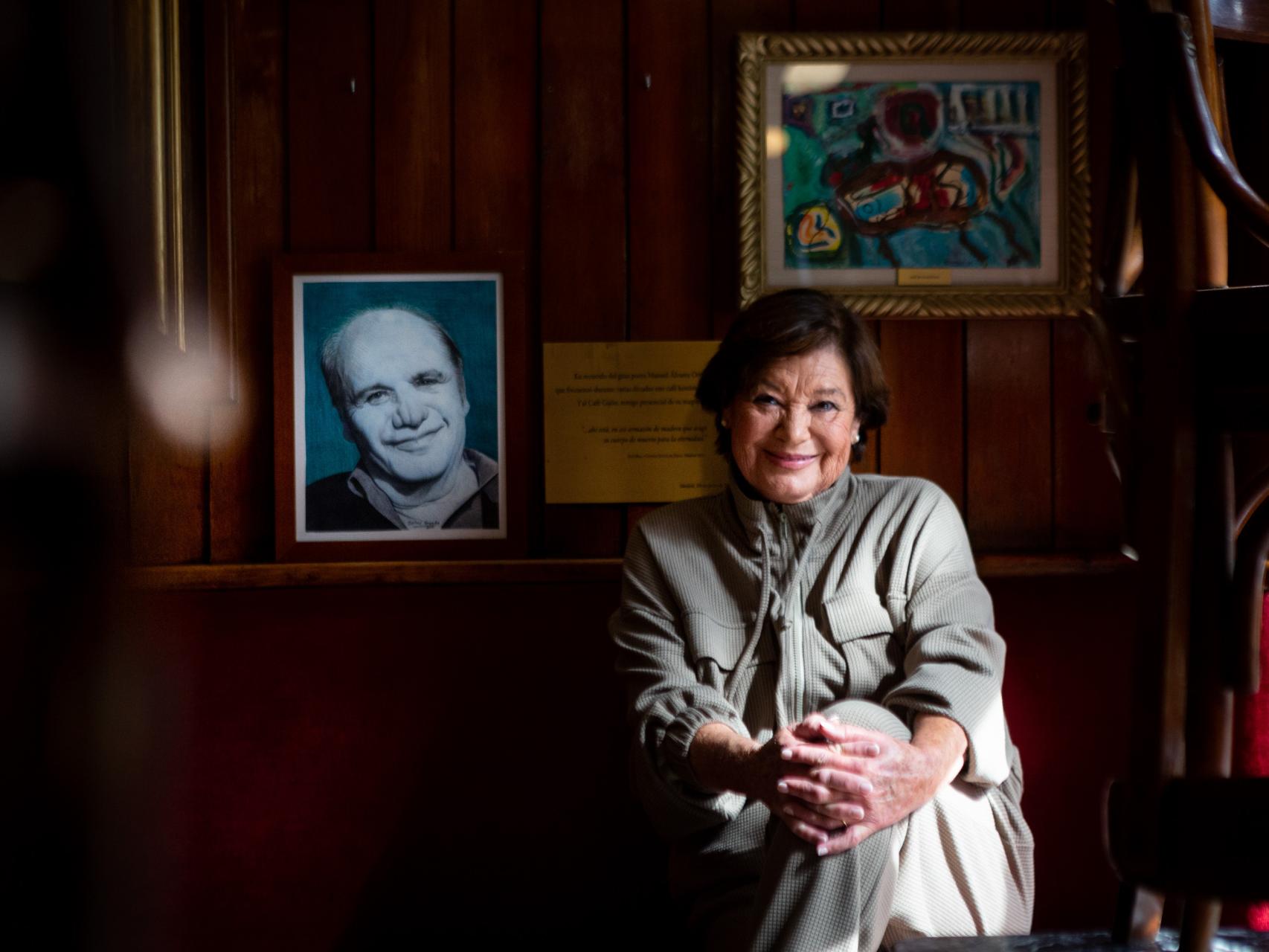 Teresa Rabal en el mítico Café Gijón, cuartel general de Paco Rabal, junto al retrato de su padre.