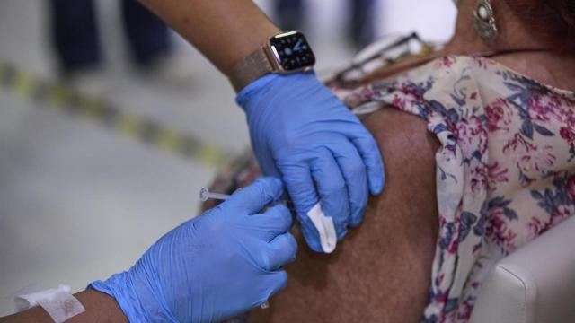 Sanidade reitera que la cuarta dosis para menores de 60 años ni se puso encima de la mesa
