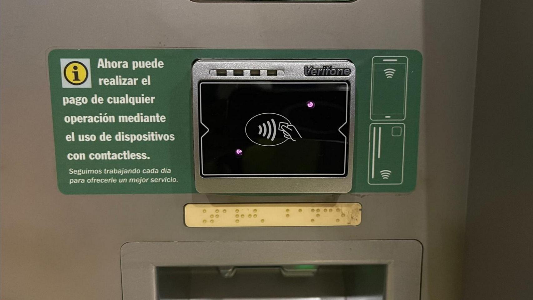 Dispositivo 'contactless' para pagar el billete del Metro de Málaga con tarjeta bancaria.