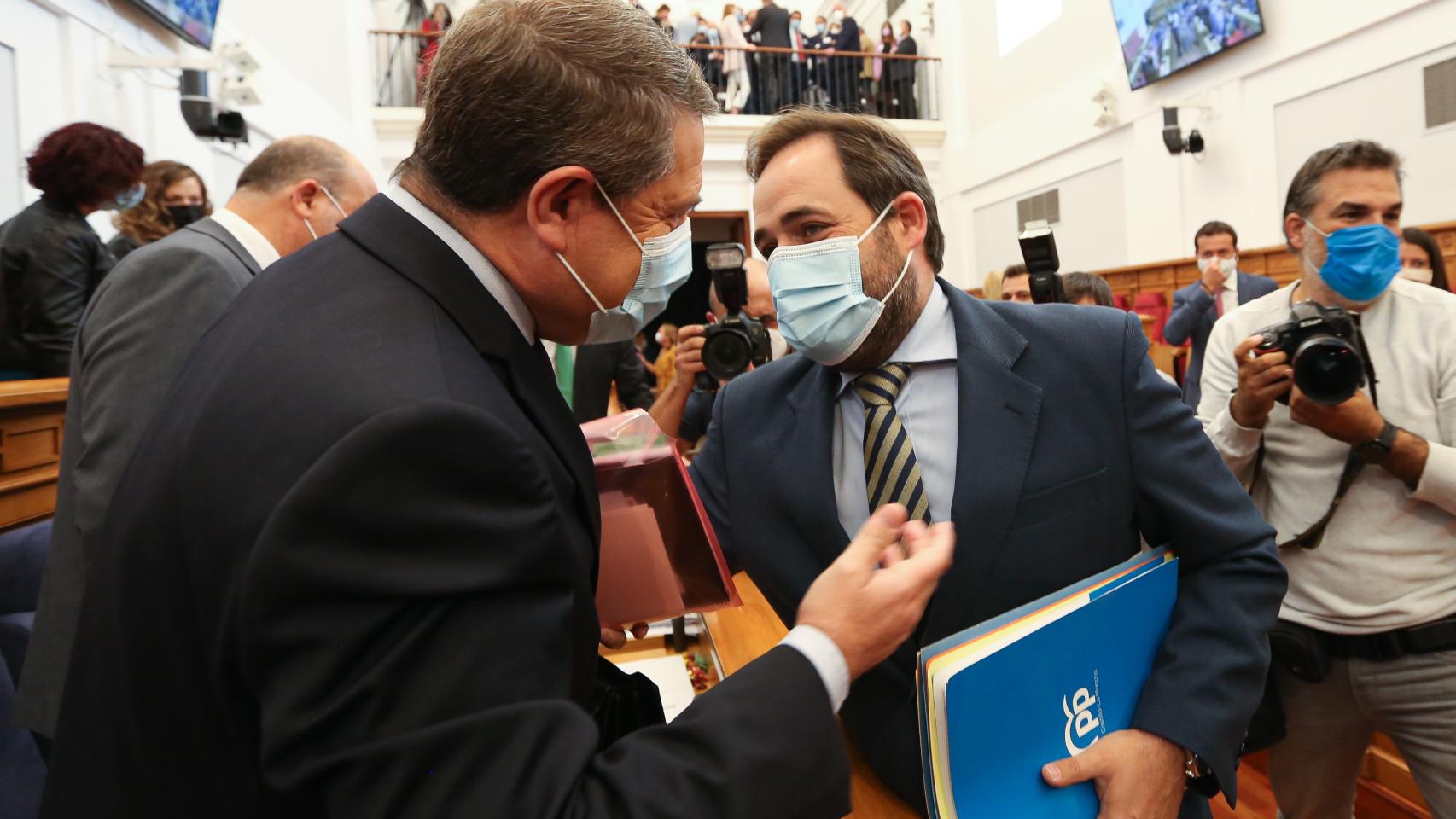 García-Page (i) saluda a Paco Núñez (d) al comienzo del Debate sobre el Estado de la Región.