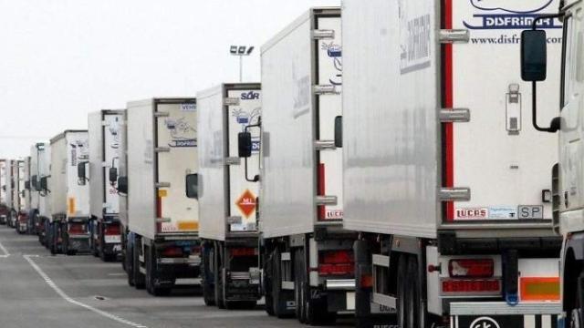 Fila de camiones, en imagen de archivo.