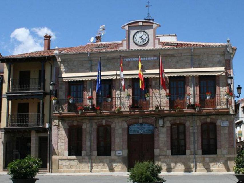 Imagen de la fachada del Ayuntamiento de la localidad de Candeleda
