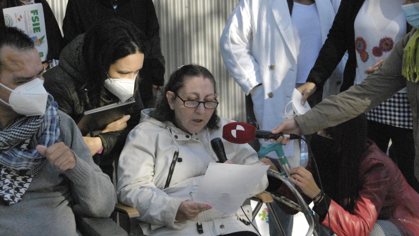 Esther lee parte del manifiesto reivindicativo