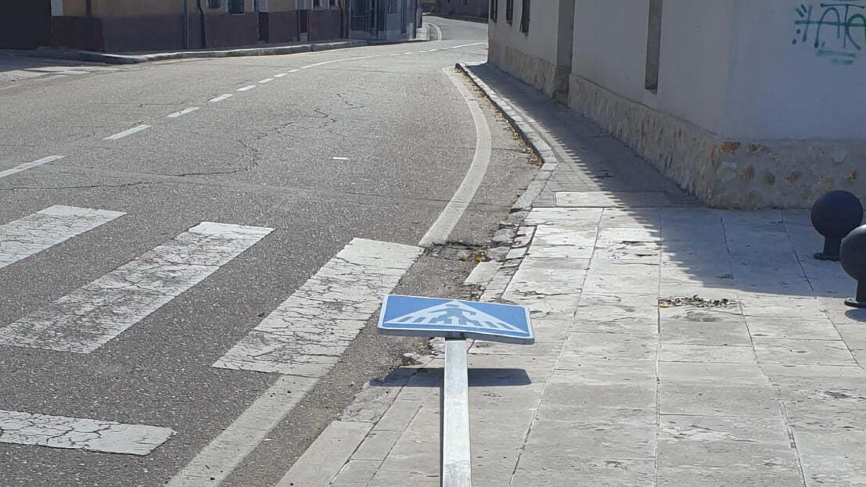 Una de las señales destrozadas en Cabezón de Pisuerga