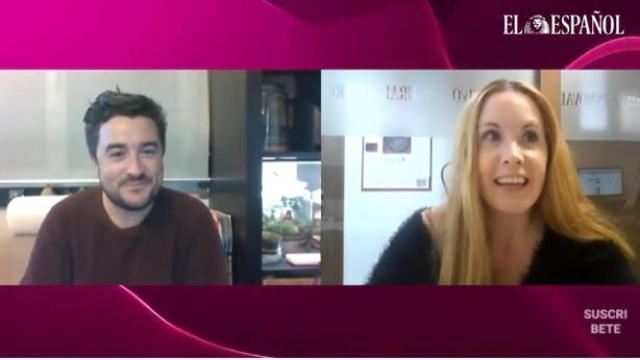 Jesús Carmona y Ane Olabarrieta grabando el kiosco rosa en vídeo.