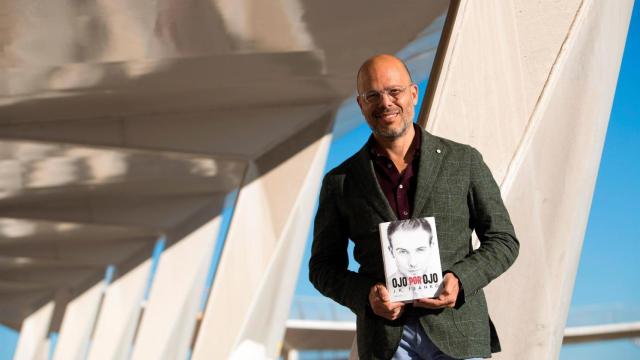 El autor J. K. Franko con la primera parte de su trilogía, 'Ojo por ojo'.