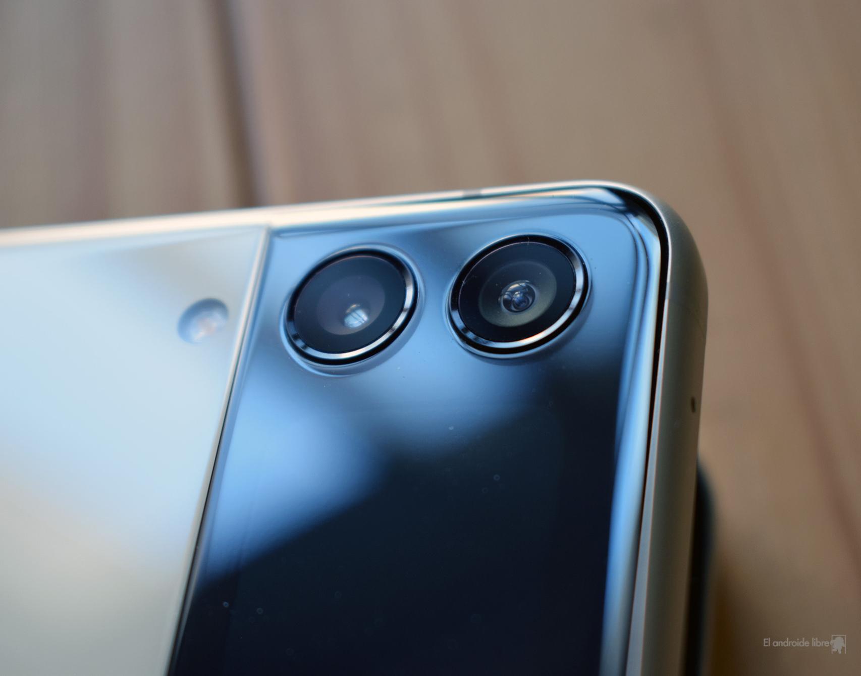 Las dos lentes del Galaxy Z Flip 3