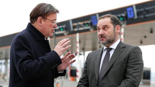 Ximo Puig, presidente de la Generalitat Valenciana, junto a José Luis Ábalos cuando era ministro de Transportes. EFE