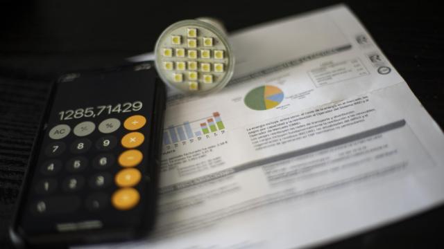 Adicae considera que las eléctricas dificultan la tramitación del bono social para la factura de la luz