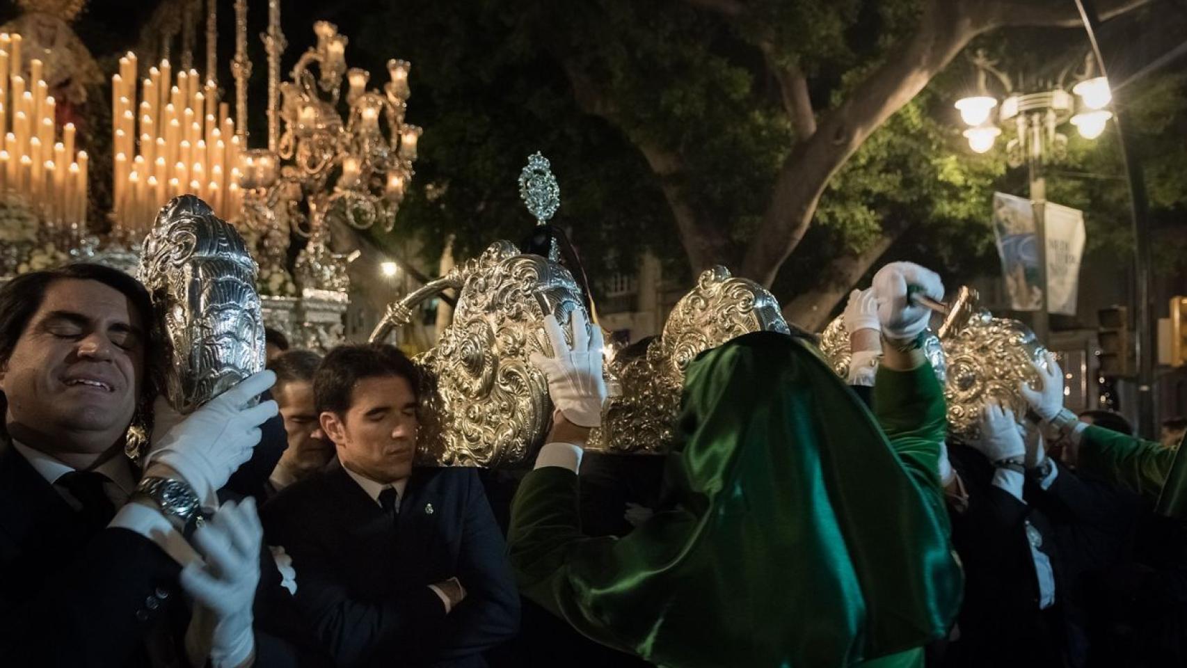 José María Hinojosa portando a la Virgen de Gracia y Esperanza.