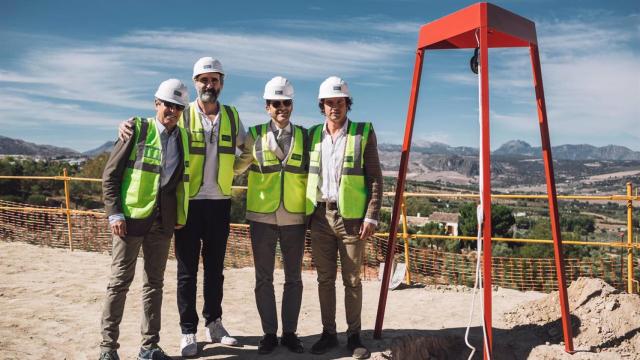 Acto de colocación de la primera piedra de La Almazara en Ronda