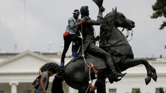 Radicales violentos intentan derribar una estatua del expresidente americano Andrew Jackson en Washington.