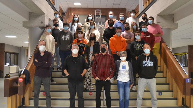 El ilustrador gallego se ha reunido con algunos de los alumnos que participarán en el proyecto.