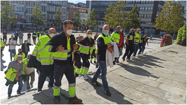Trabajadores de ElectroRayma a las puertas del ayuntamiento.